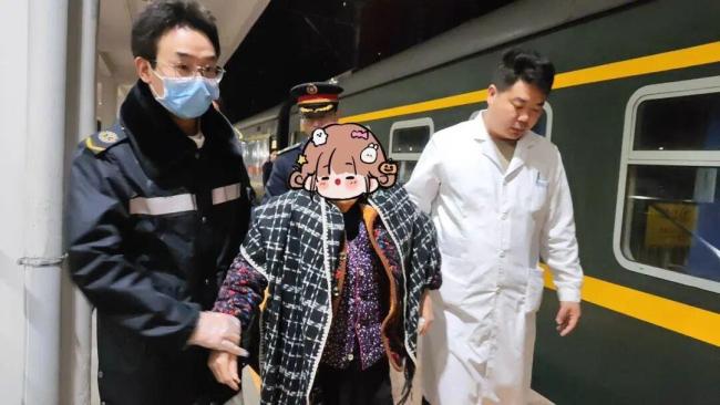 凌晨一女旅客突然不停吐血，开往杭州的K530次列车临停6分钟，现场紧急救援