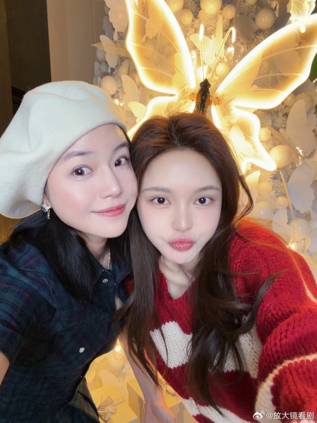 陈妍希与周扬青亲密同框