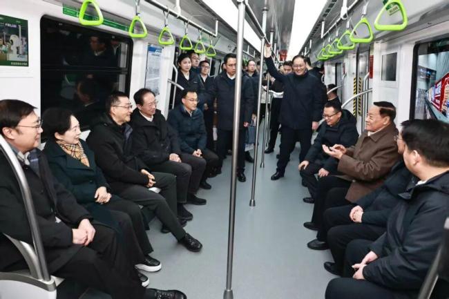 8.2万人次打卡济南三条地铁新线 市民争相体验新开通线路