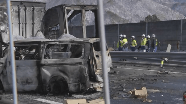 日本67辆车连撞 20车起火燃烧