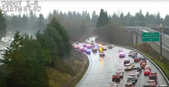 美国一男子当街抢走警车 光天化日下的疯狂行为