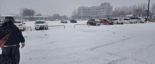 众多网友冒雪赶来参加女子奶奶葬礼 人间真情流露