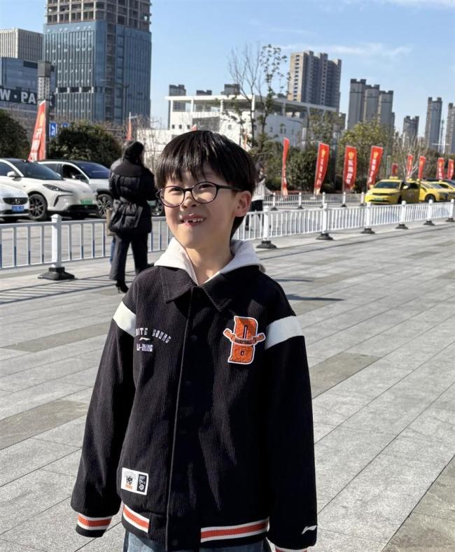 领奖台上梁靖崑父子同框