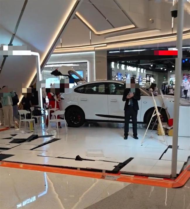 小孩误触 商场展车撞入手机店 意外事故未伤人