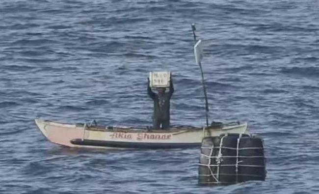 解放军052D救助菲渔民 地点有玄机 人道救援显真情