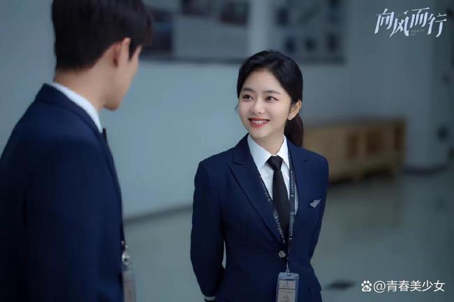 谭松韵重穿耿耿校服 青春记忆再现