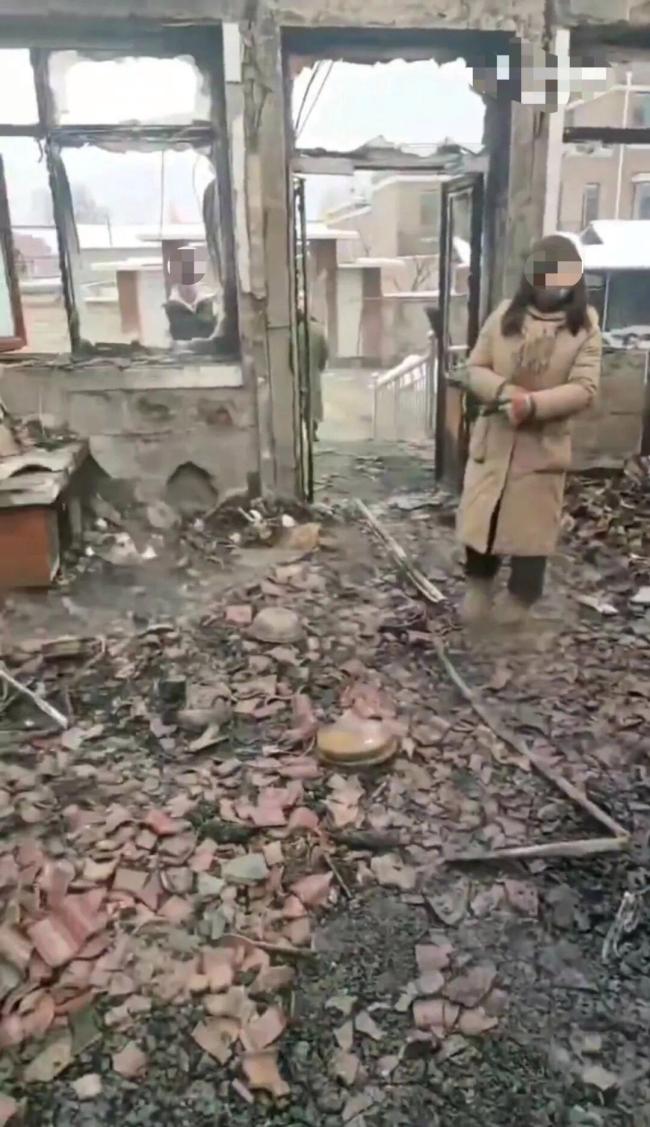 初中女生家被烧毁 暂无住处网友求助 火灾致五间房坍塌