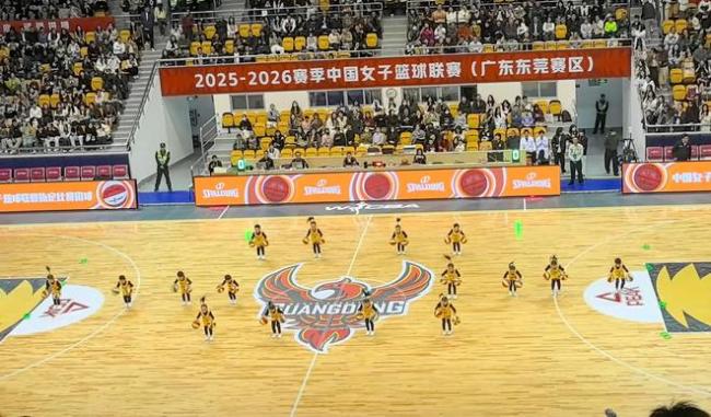 小朋友拍球失误上演神补救 团队默契赢全网赞