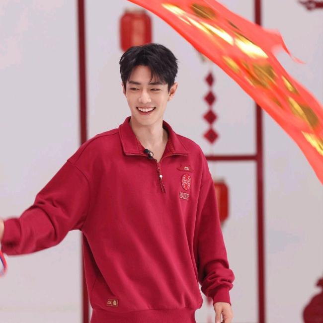 肖战跨晚彩排照 墨镜黑夹克魅力无穷