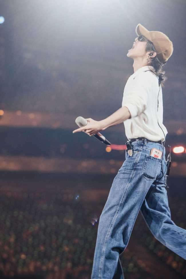 湖南卫视跨年彩排路透 华晨宇身材比例惊艳