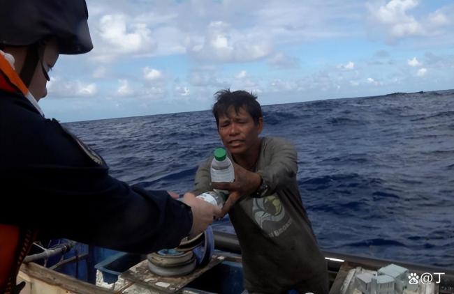 中国海警喊话菲4408船 人道救援被政治化