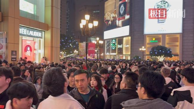 直击重庆解放碑钟声跨年许愿夜 光影盛典迎新年