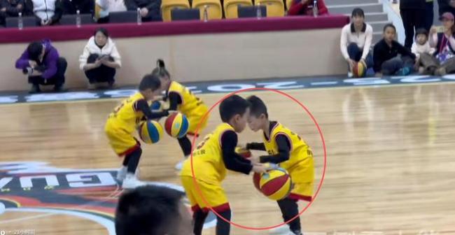 小朋友拍球失误上演神补救 团队默契赢全网赞