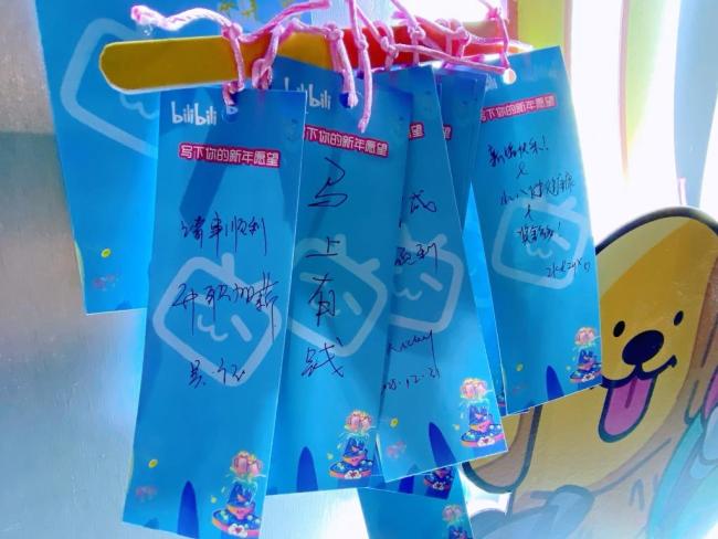 上海：海上烟花绽放迎新年 点亮新年愿望