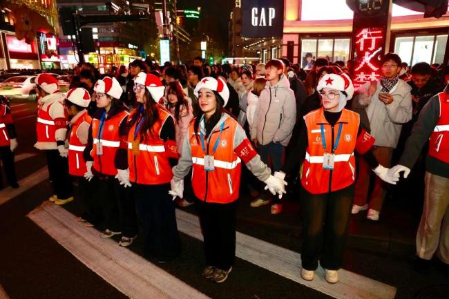杭州西湖边最美人墙10岁了 志愿者新装上阵