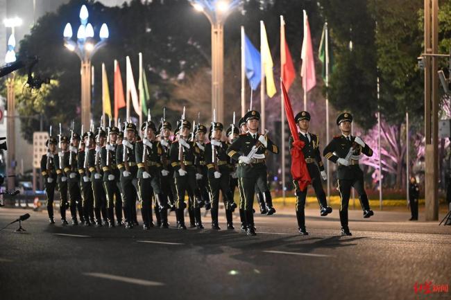 成都市民凌晨排队等升国旗