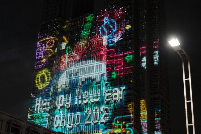 日本东京举行跨年倒计时活动 灯光秀迎新年