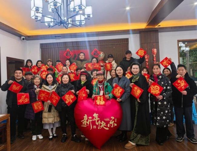 重庆各地举办多彩活动花式迎新年 邻里欢聚暖人心
