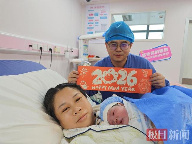 二胎家庭同一产房圆梦儿女双全 新年迎“小福星”