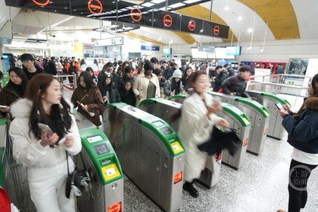 跨年夜重庆轨道交通客运量再创新高 多线齐发力创纪录