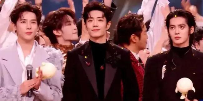 回顾各地跨年名场面 『肖战』红海震撼现场