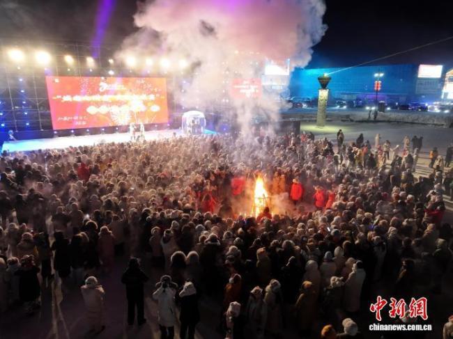 数千游客在“神州北极”跨年狂欢 极寒中共迎新年