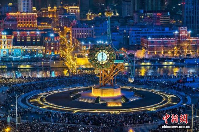 天津民众齐聚世纪钟迎接2026 海河畔共庆新年