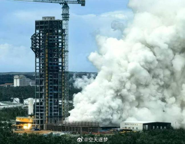 商业航天的狂奔与太空安全隐忧 2025年的挑战与突破