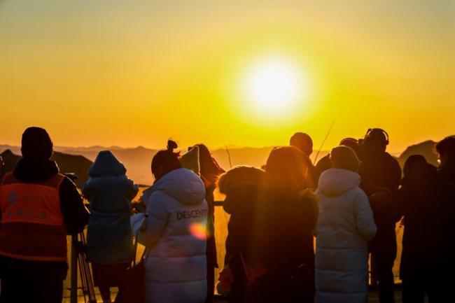 新年第一天的慕田峪长城好热闹 迎日出赏非遗