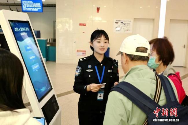 首个开放式“边检e窗”在厦门启用 便捷服务获赞