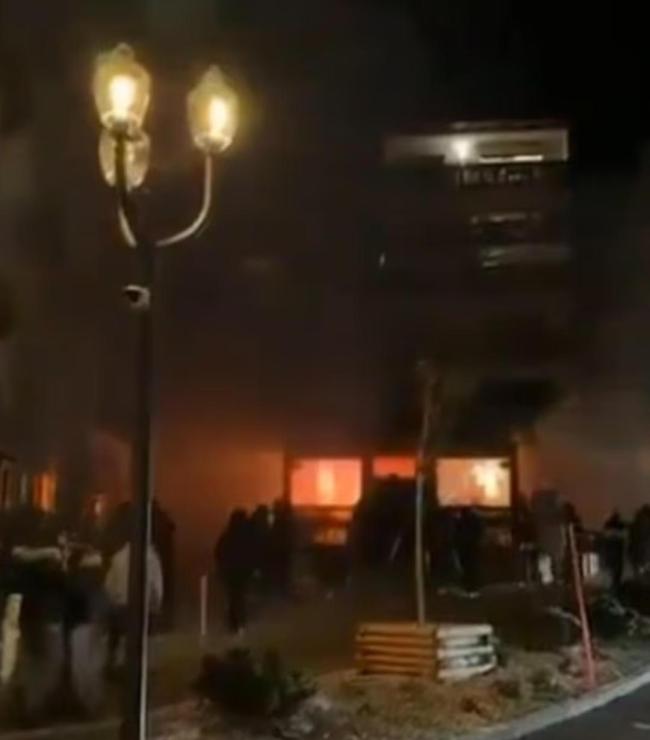 意大使称瑞士爆炸酒吧有人放烟花 火灾致严重伤亡