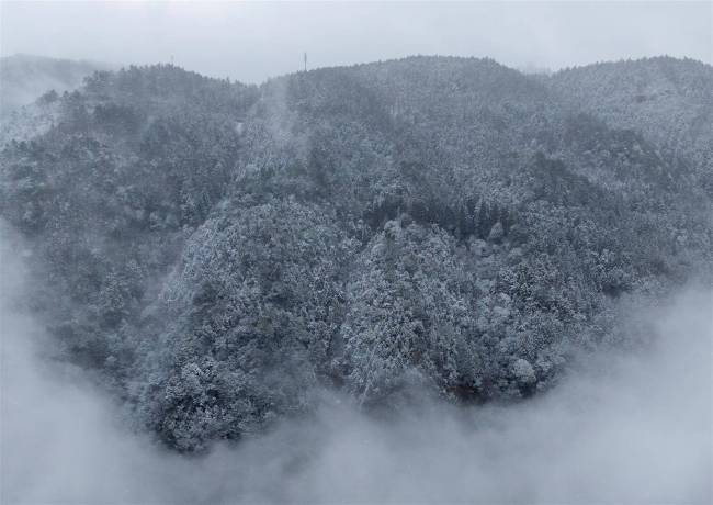 金华山迎2026年首场雪 银装素裹冬日乐园