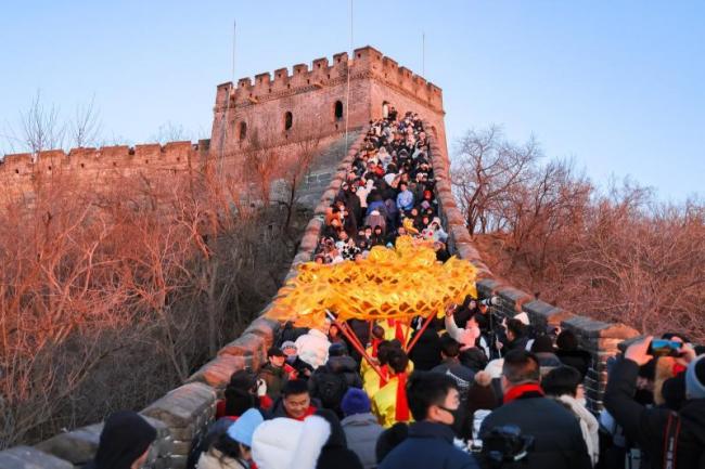 新年第一天的慕田峪长城好热闹 迎日出赏非遗