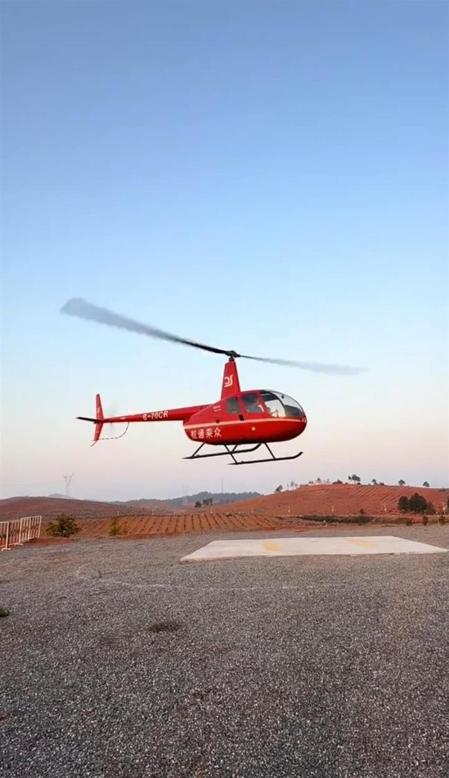 男子开飞机回老家 80公里只需15分钟 飞行成日常交通工具