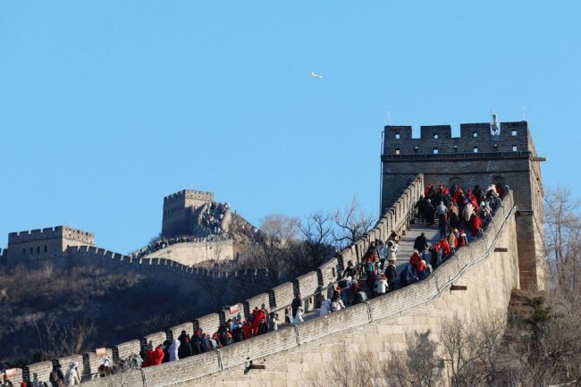 民眾登北京八達嶺長城開啟新年