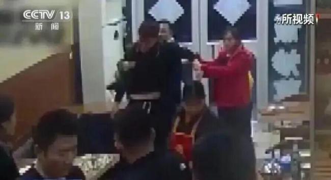 女子砍伤闯家中打人邻居是正当防卫 新法明确防卫边界