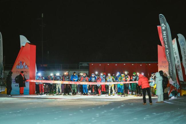 滑雪不止能下山还能登山 新年登高新风尚