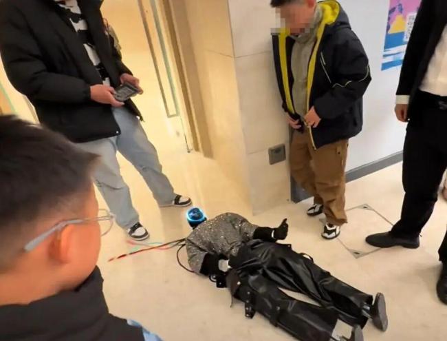 机器人秀武术踢倒同伴后摔倒 滑稽表演引热议