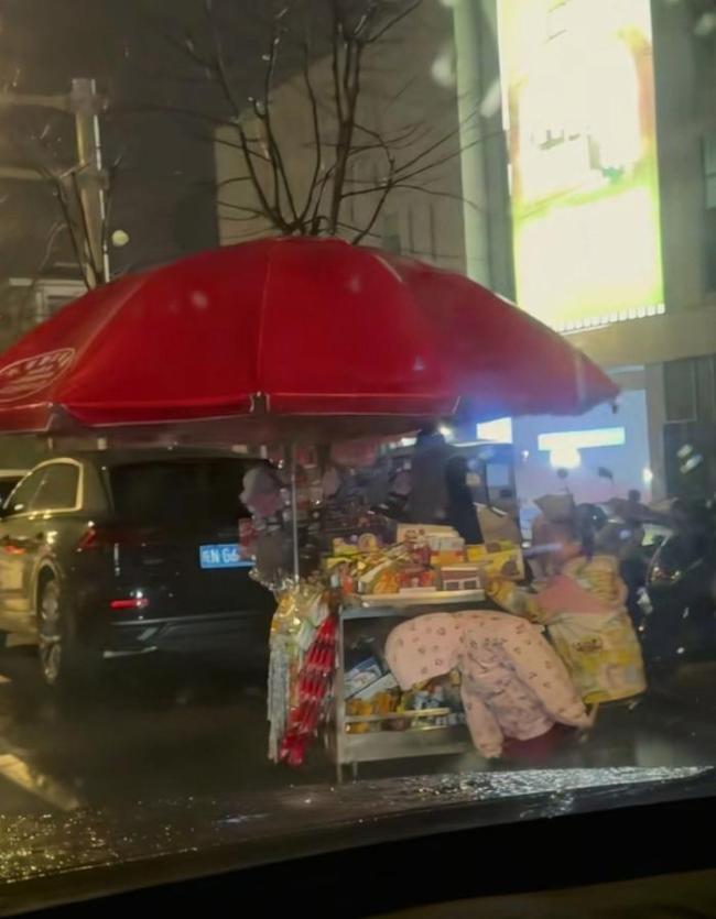 女孩鞠躬视频被人民日报转载 温暖举动获赞无数