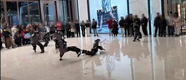 机器东谈主饰演技击 将同伴踹飞二里地