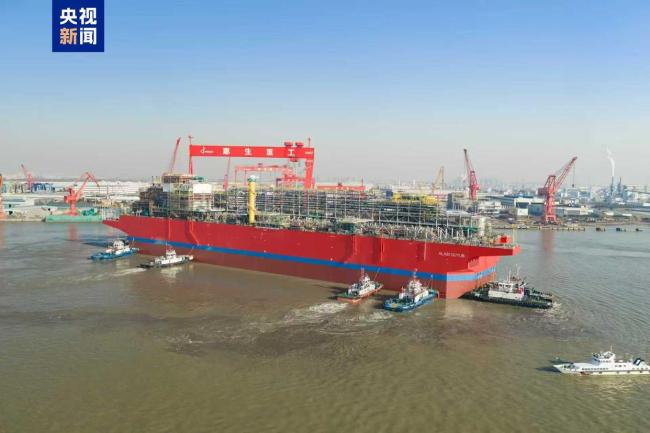我國自主研發建造大型浮式天然氣液化裝置成功出塢