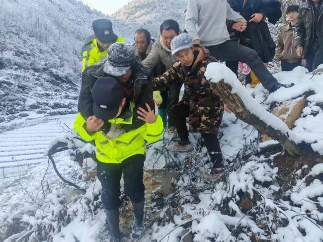 女子进山放羊失联 众人接力救援