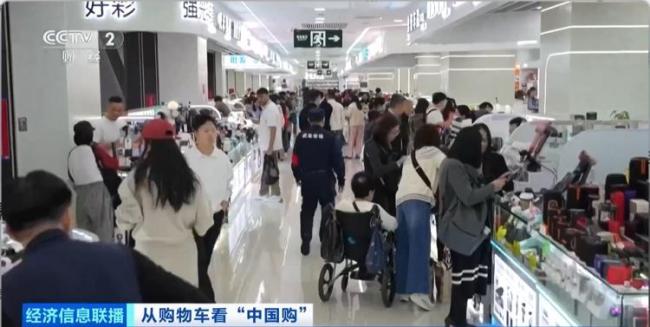 外国游客涌入华强北疯狂“扫货” 科技产品受追捧