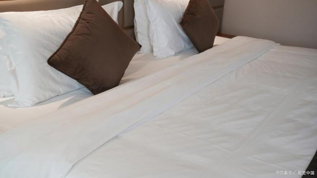 酒店的床上为什么要放四个枕头？90%的人都不知道，原来真相是这样！