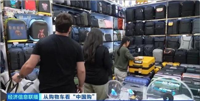 外国游客涌入华强北疯狂“扫货” 科技产品受追捧