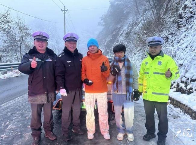 游客车辆雪地受困 交警暖心救援 警民携手保畅通