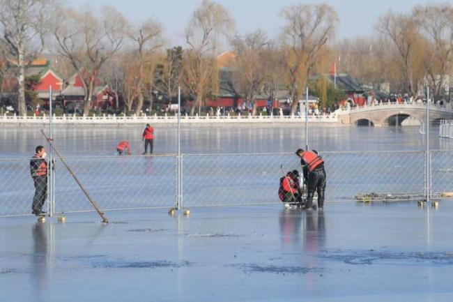 北京各大冰场因气温偏高暂未开放，什刹海正筹备