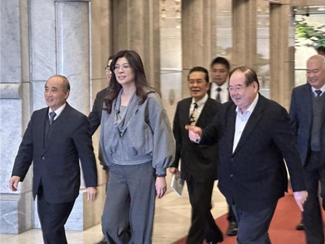 郑丽文颁发最高顾问聘书给王金平 共促两岸和平与政局和谐