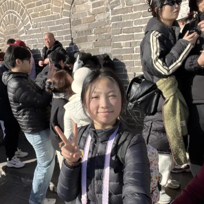 游客在长城上齐诵《清平乐·六盘山》 少年意气叩问山河