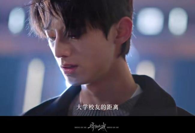 骄阳似我 错位暗恋的深情枷锁